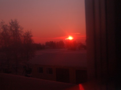 Aurinko alkaa pimenty�