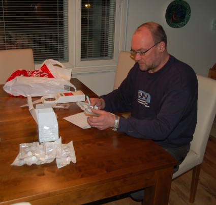 Heikki katsoo kaikki paperit valmiiksi