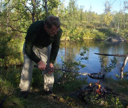 Aamupalaa valmistamassa