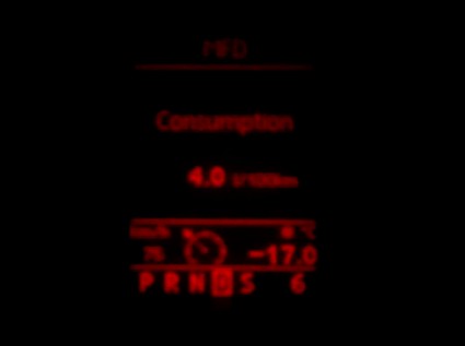 Auton mittari n�ytt�� mukavaa pakkasta